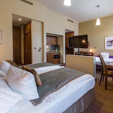 Merchants Crown Suites And Spa Prag Eksteriør billede A typical studio apartment