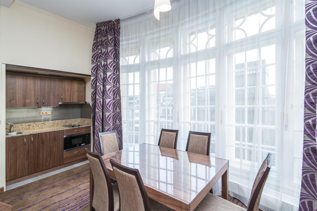 Merchants Crown Suites And Spa Prag Eksteriør billede A kitchen with a large window