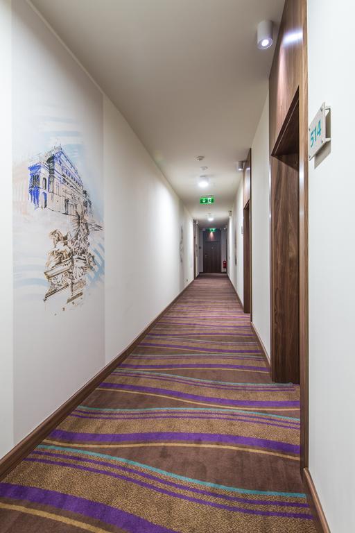 Merchants Crown Suites And Spa Prag Eksteriør billede A typical hotel corridor