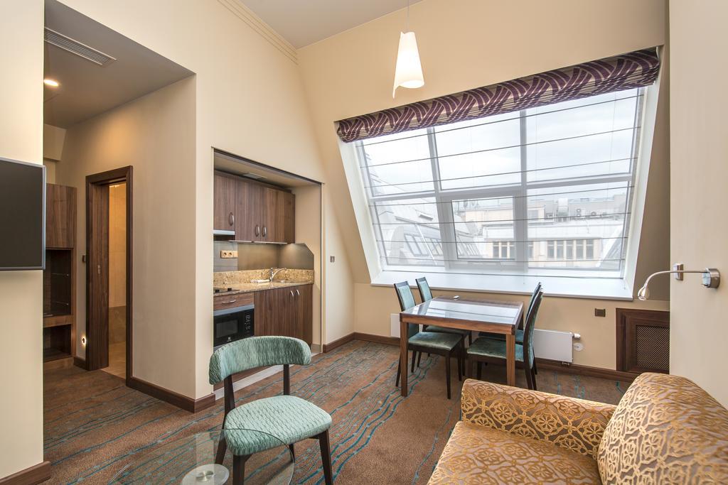 Merchants Crown Suites And Spa Prag Eksteriør billede A typical apartment