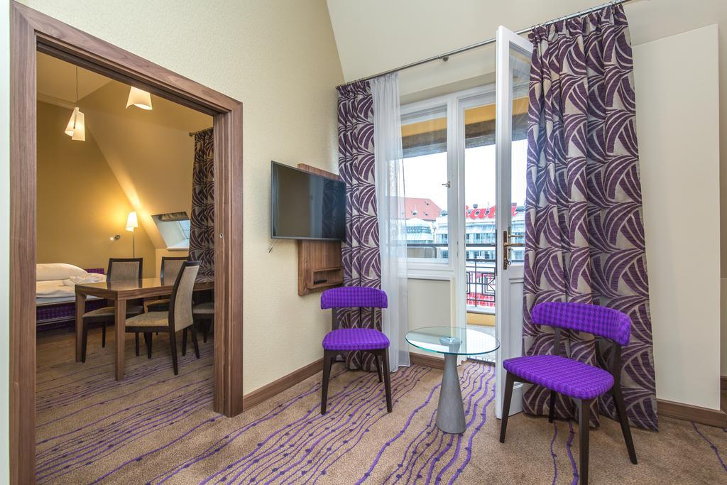Merchants Crown Suites And Spa Prag Eksteriør billede Suite