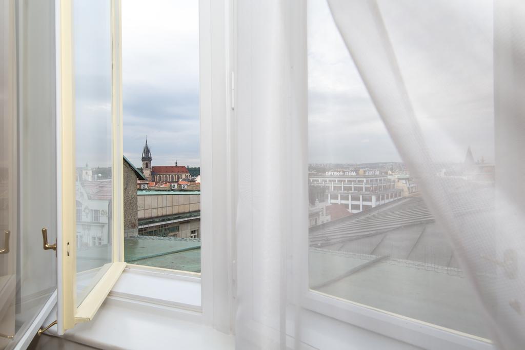 Merchants Crown Suites And Spa Prag Eksteriør billede Curtains