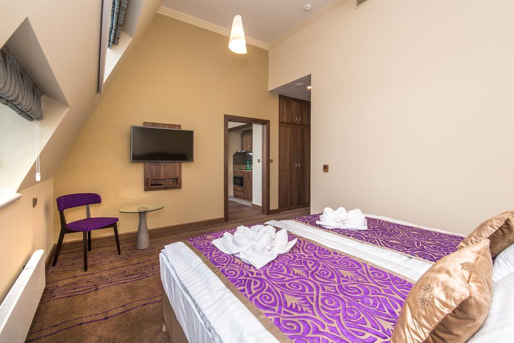 Merchants Crown Suites And Spa Prag Eksteriør billede A room at the Premier Inn in London