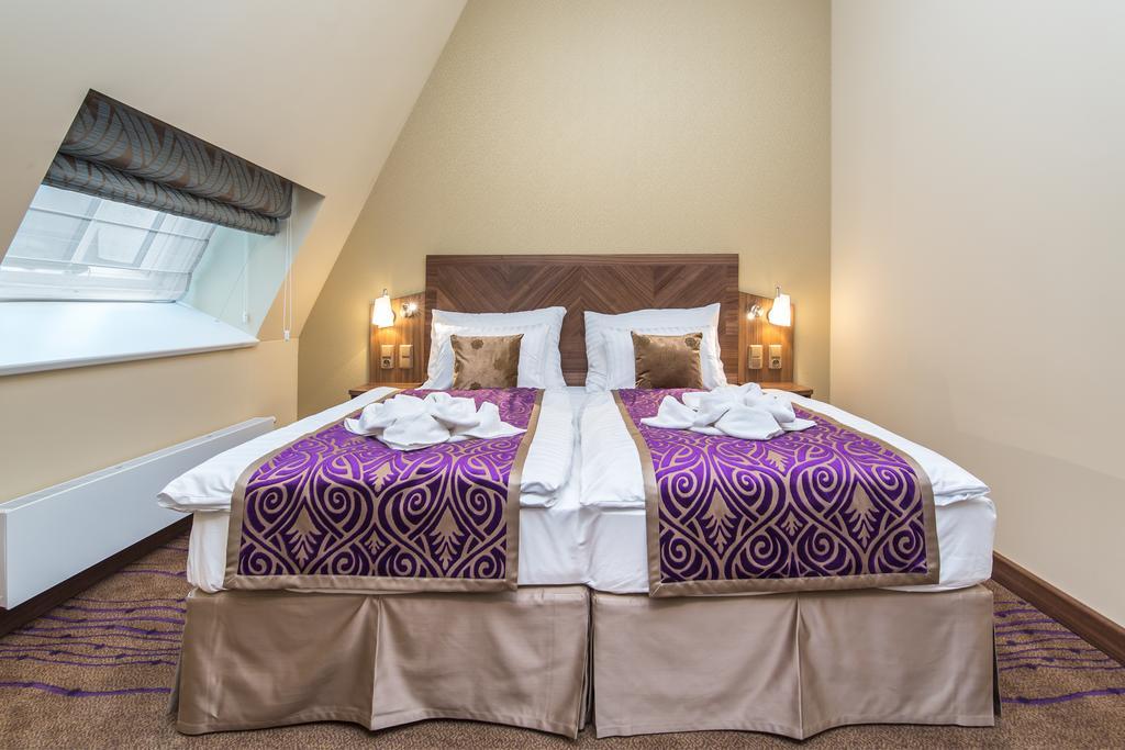 Merchants Crown Suites And Spa Prag Eksteriør billede A bed with a bed skirt