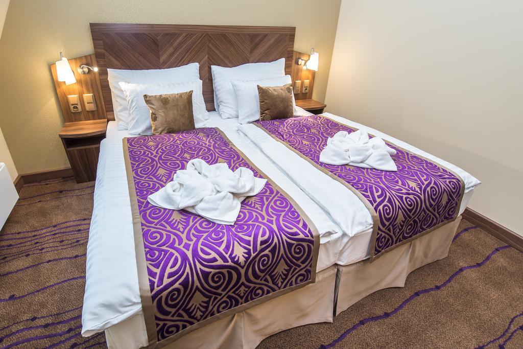 Merchants Crown Suites And Spa Prag Eksteriør billede A bed with a bed skirt