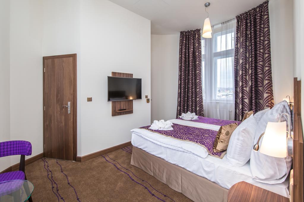 Merchants Crown Suites And Spa Prag Eksteriør billede A room at the hotel