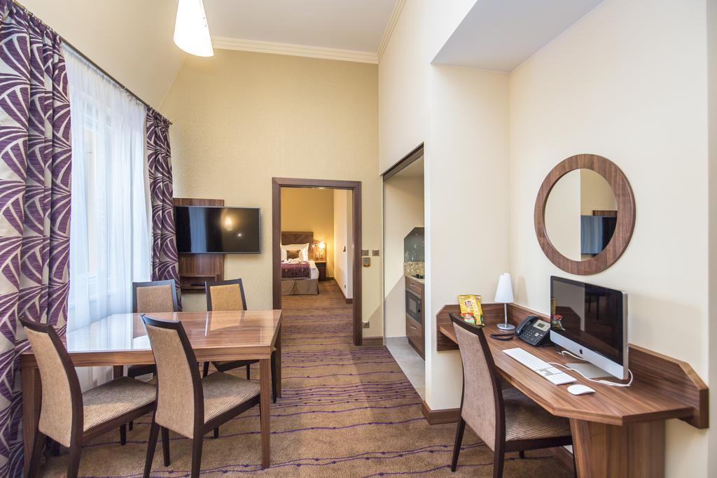 Merchants Crown Suites And Spa Prag Eksteriør billede Suite