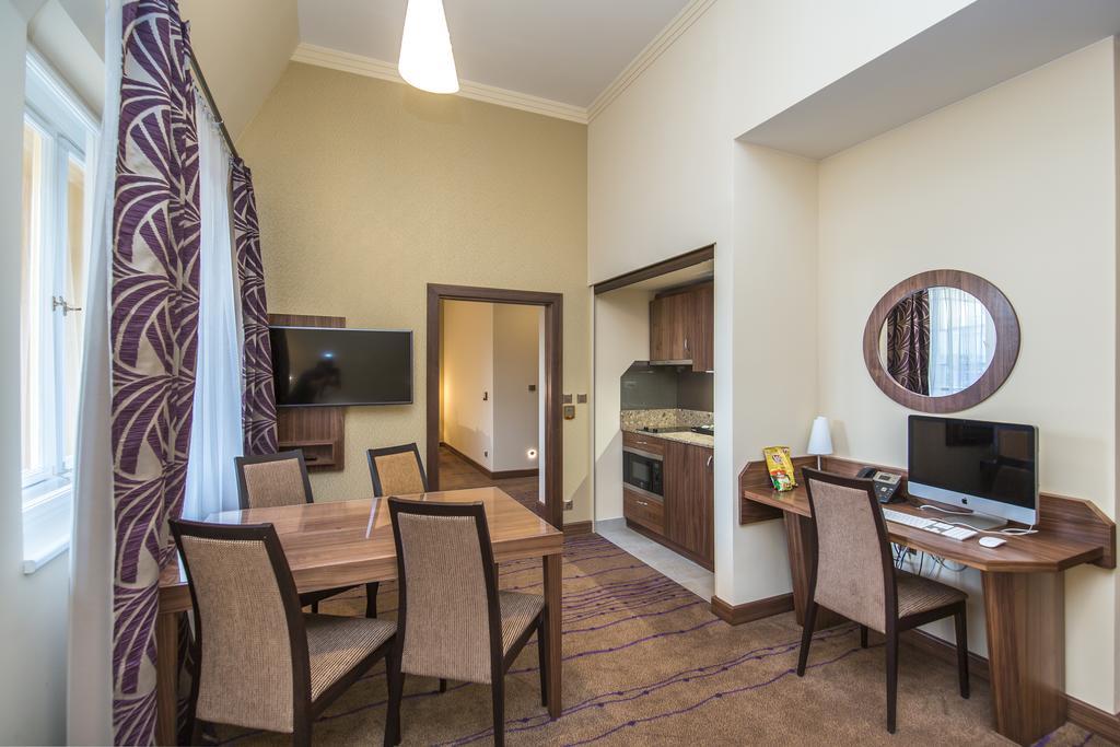 Merchants Crown Suites And Spa Prag Eksteriør billede A typical apartment