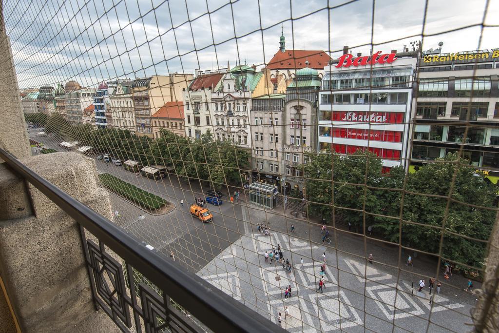Merchants Crown Suites And Spa Prag Eksteriør billede View of the square from the observation deck of the Westin Palace Vienna