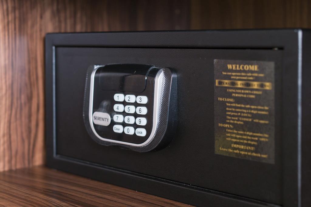 Merchants Crown Suites And Spa Prag Eksteriør billede A safe with a keypad