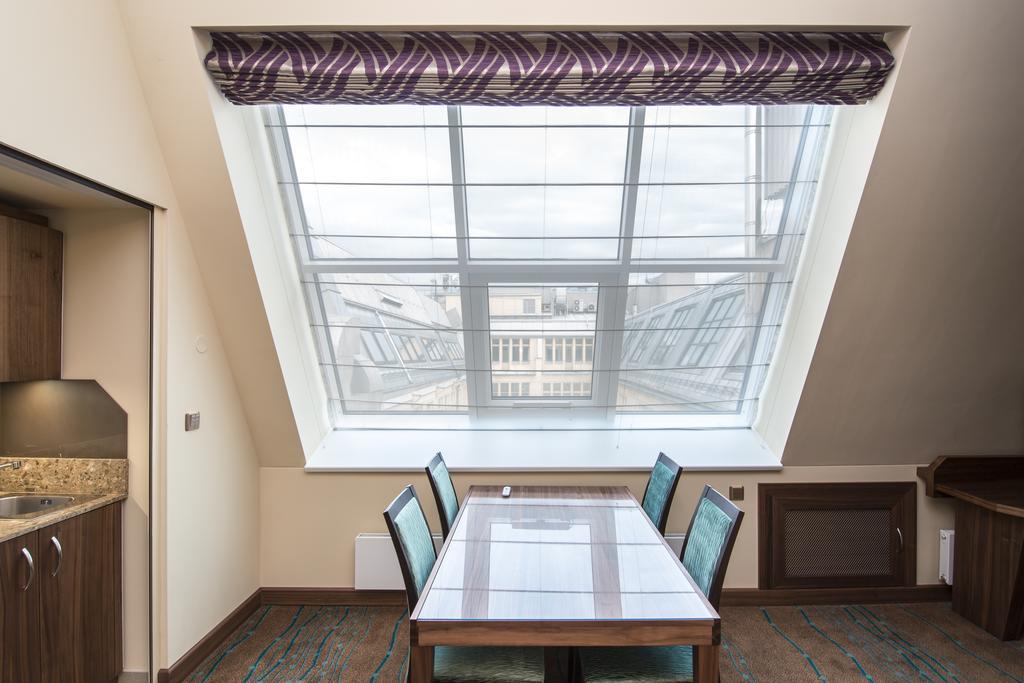 Merchants Crown Suites And Spa Prag Eksteriør billede Roman shade