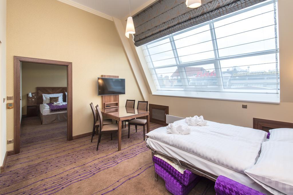 Merchants Crown Suites And Spa Prag Eksteriør billede A Premier Inn room
