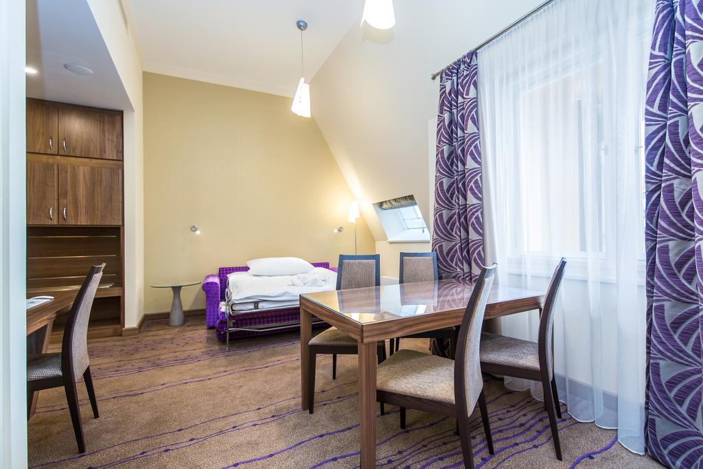 Merchants Crown Suites And Spa Prag Eksteriør billede A typical apartment