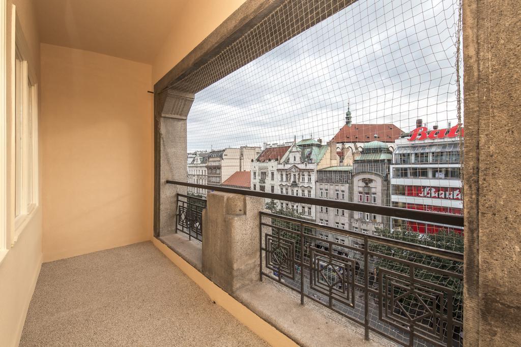 Merchants Crown Suites And Spa Prag Eksteriør billede A balcony in Vienna
