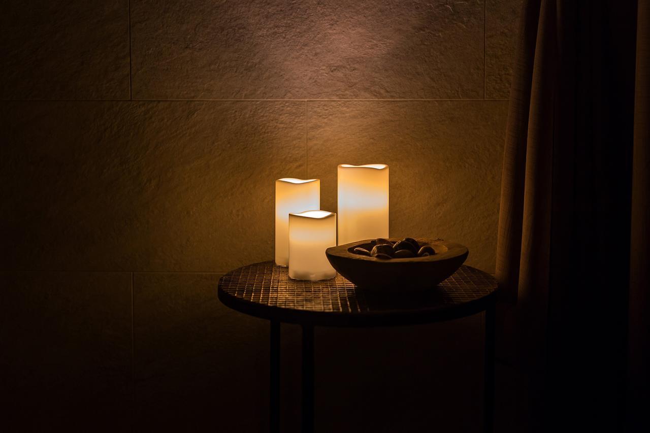Merchants Crown Suites And Spa Prag Eksteriør billede Candles