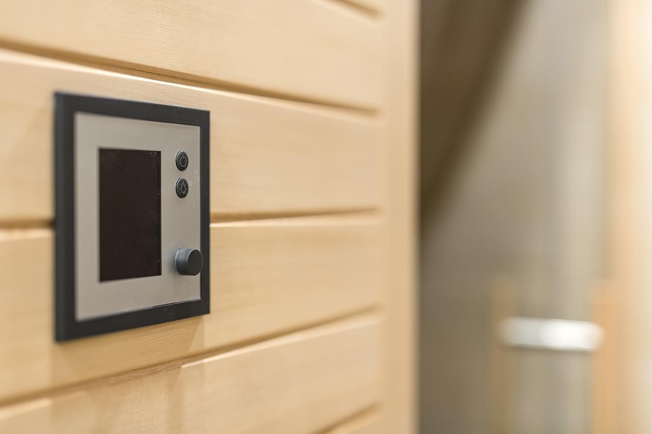 Merchants Crown Suites And Spa Prag Eksteriør billede A modern door bell