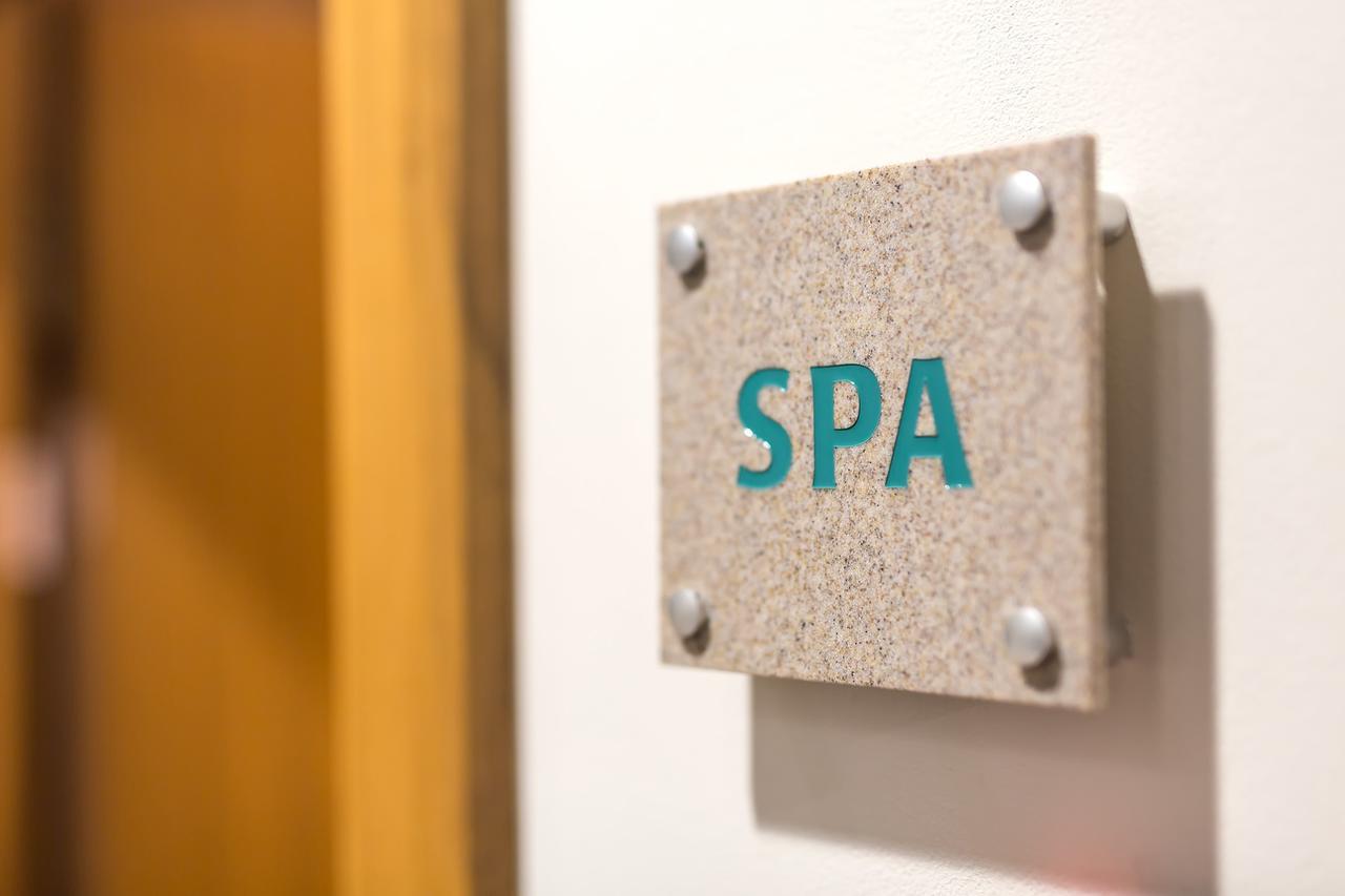 Merchants Crown Suites And Spa Prag Eksteriør billede Spa sign