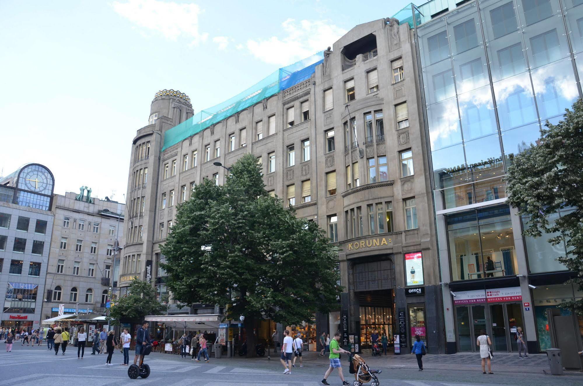 Merchants Crown Suites And Spa Prag Eksteriør billede The former department store, now a shopping centre