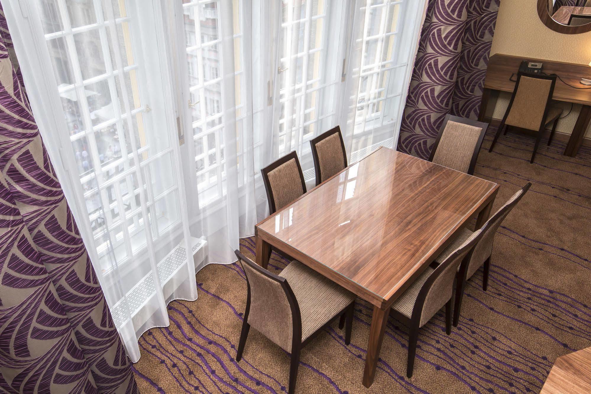 Merchants Crown Suites And Spa Prag Eksteriør billede A table and chairs