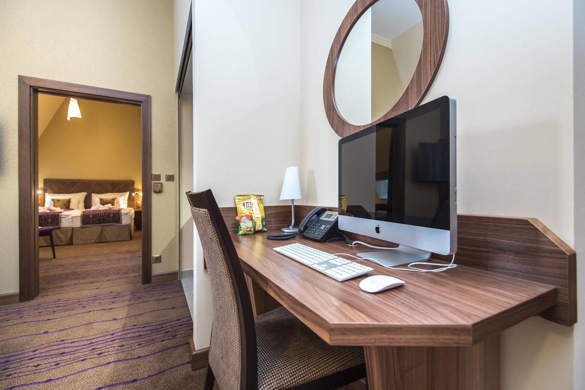 Merchants Crown Suites And Spa Prag Eksteriør billede A computer in a hotel room
