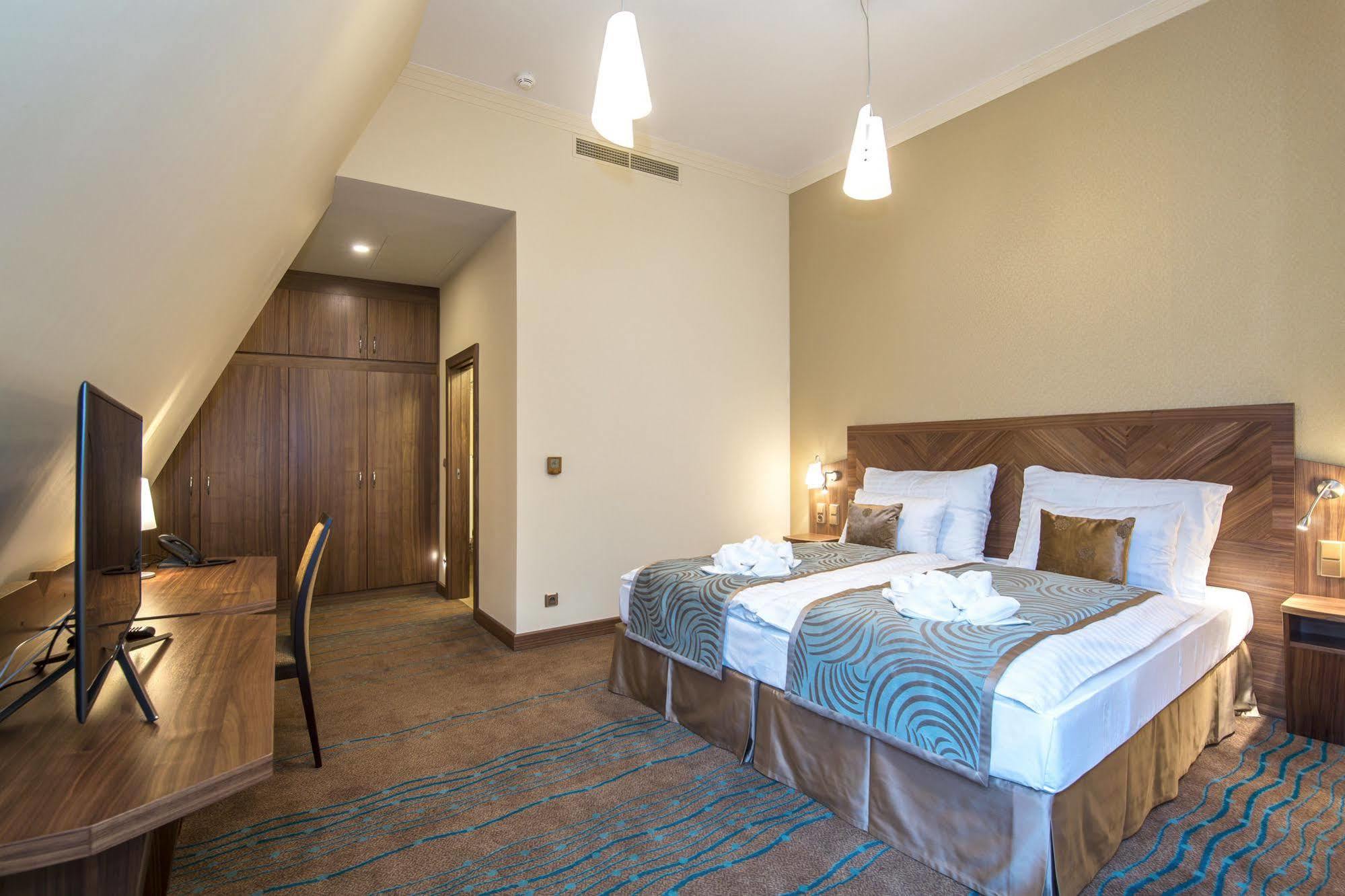 Merchants Crown Suites And Spa Prag Eksteriør billede A room at the hotel