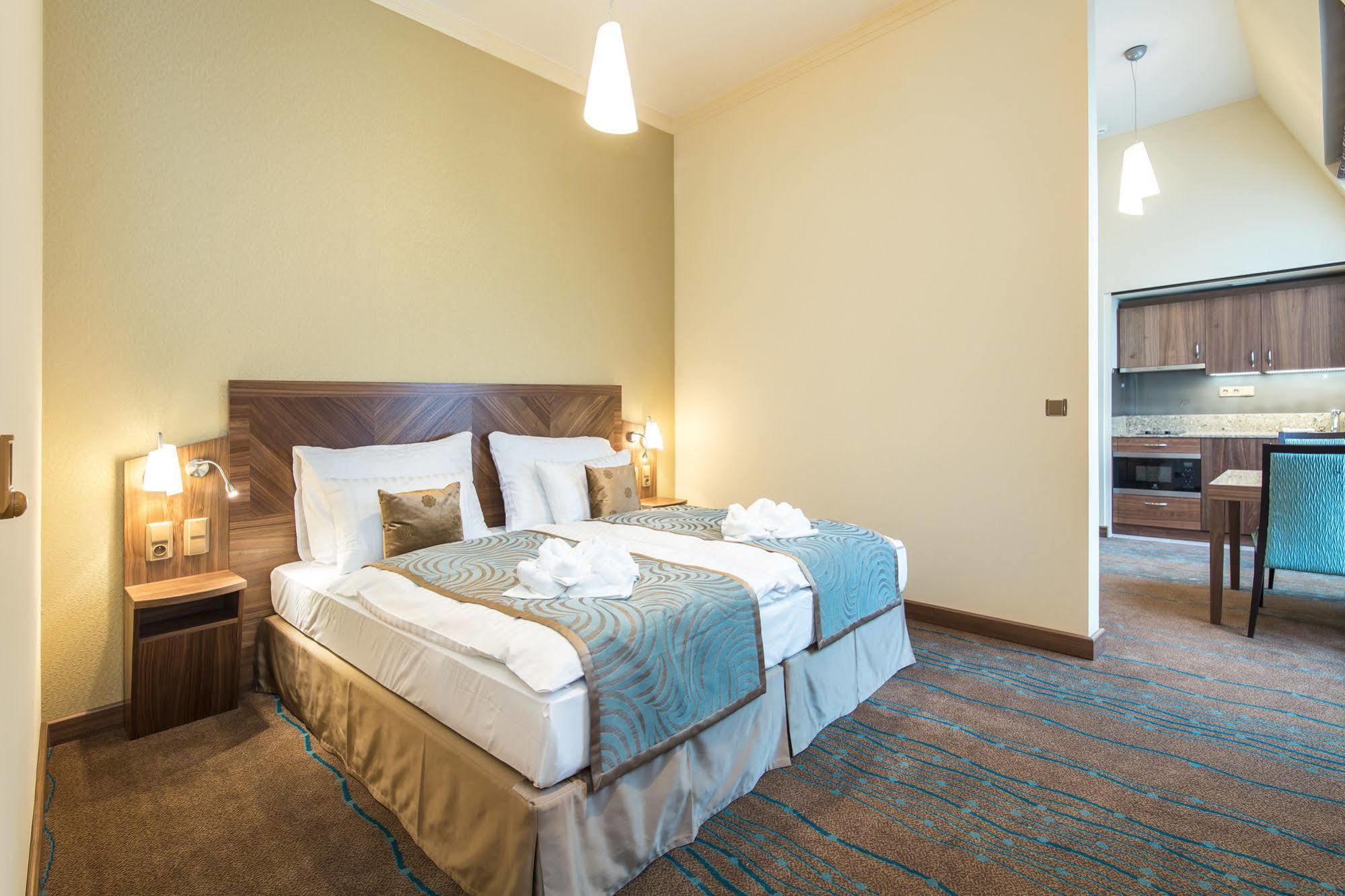Merchants Crown Suites And Spa Prag Eksteriør billede A room at the hotel