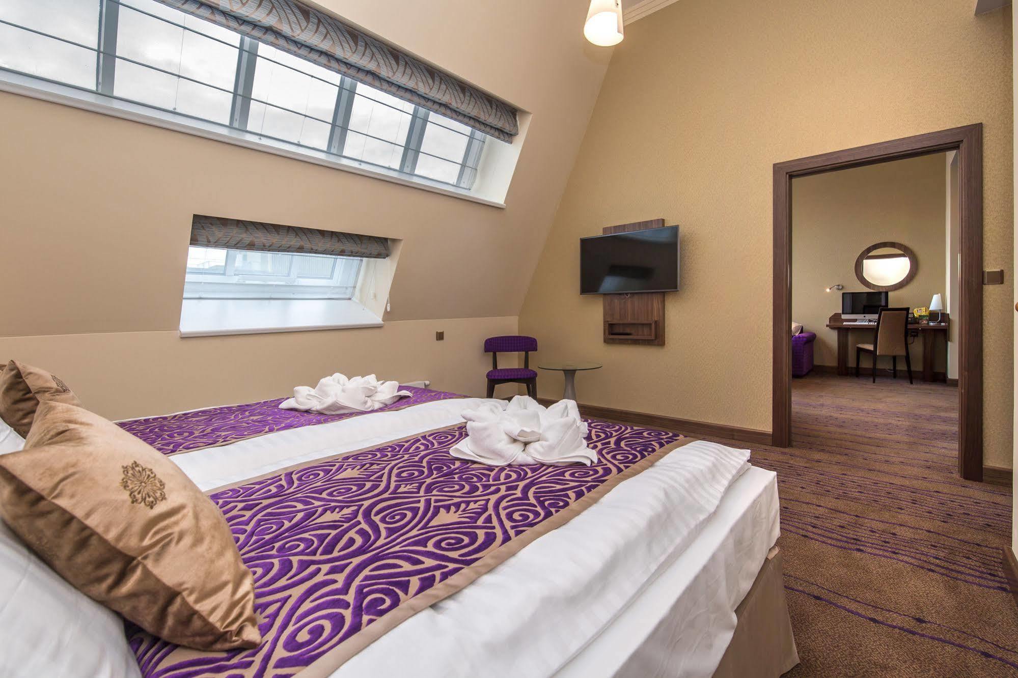 Merchants Crown Suites And Spa Prag Eksteriør billede A suite at the hotel