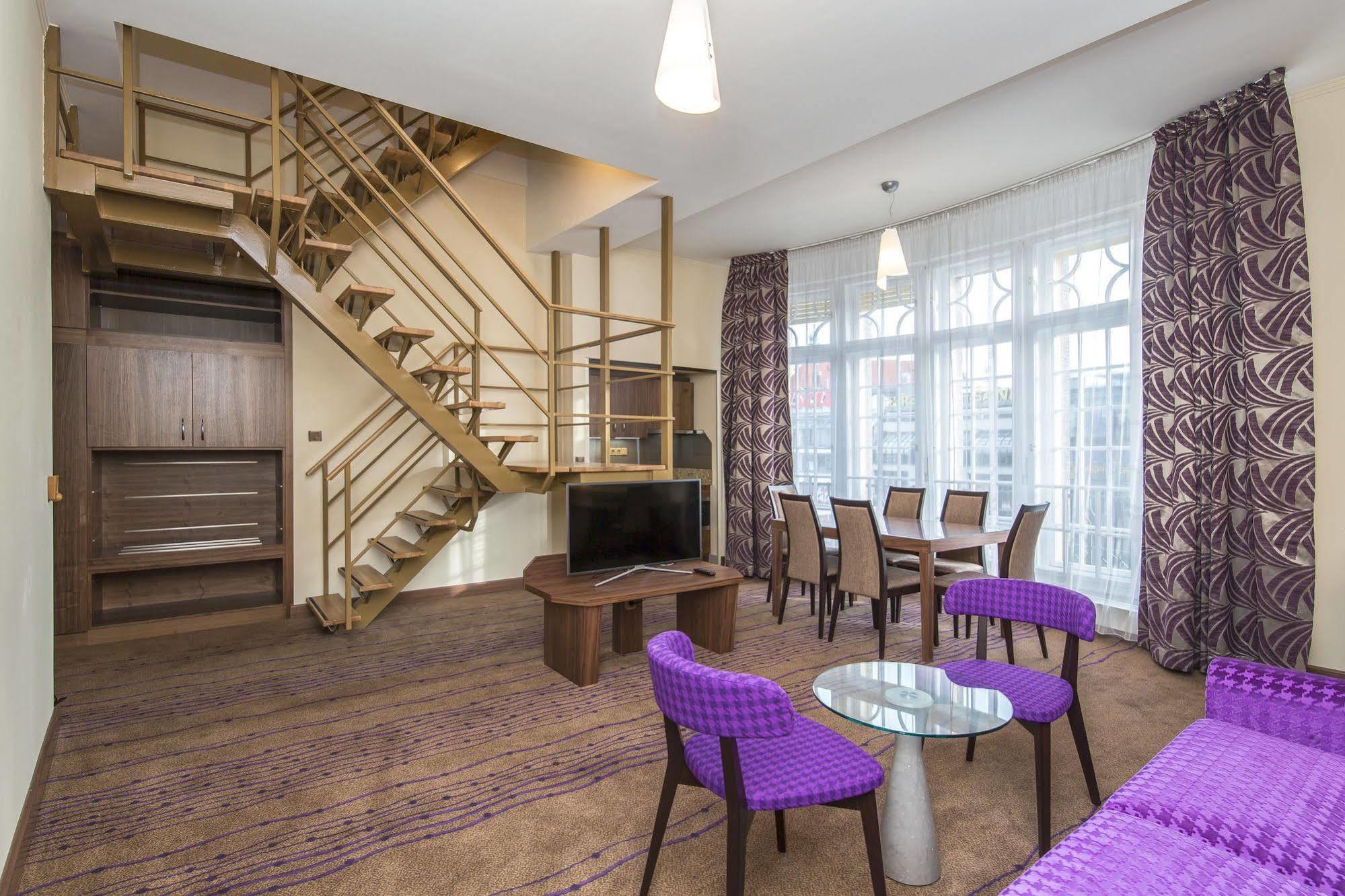 Merchants Crown Suites And Spa Prag Eksteriør billede A suite at the Radisson Blu Hotel, Prague