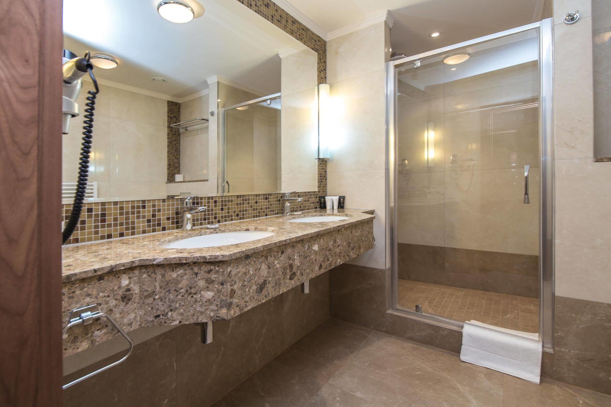 Merchants Crown Suites And Spa Prag Eksteriør billede A shower enclosure
