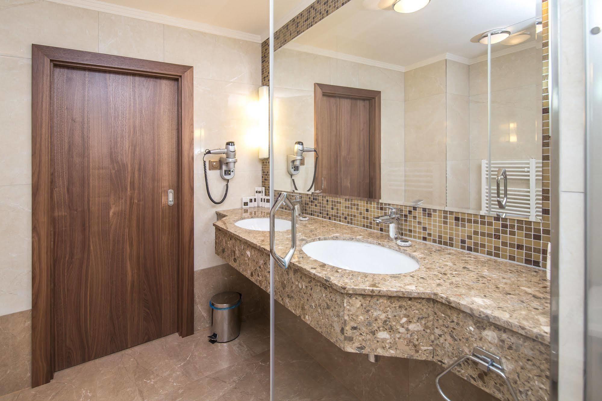 Merchants Crown Suites And Spa Prag Eksteriør billede Bathroom