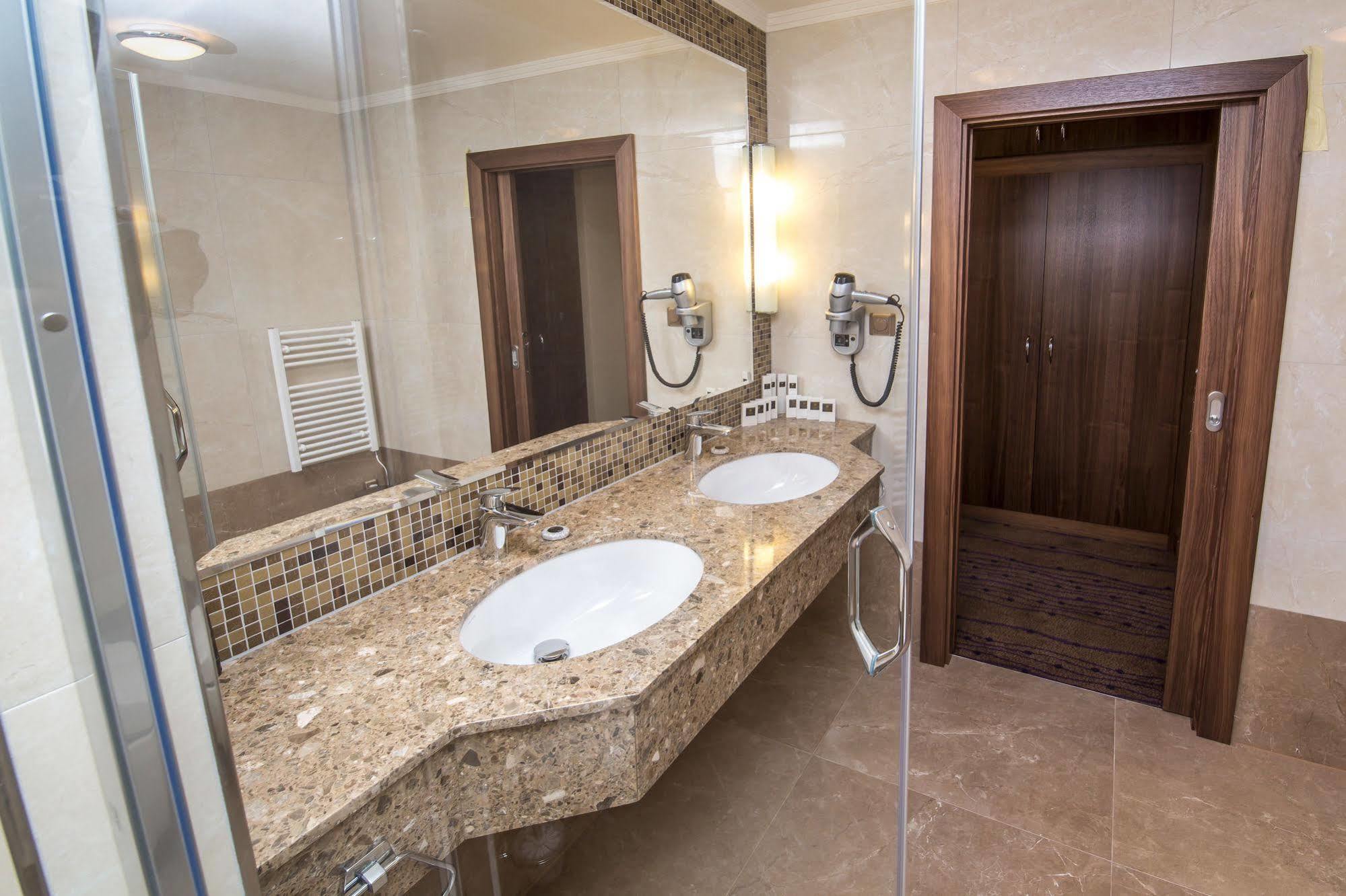 Merchants Crown Suites And Spa Prag Eksteriør billede Bathroom in a hotel