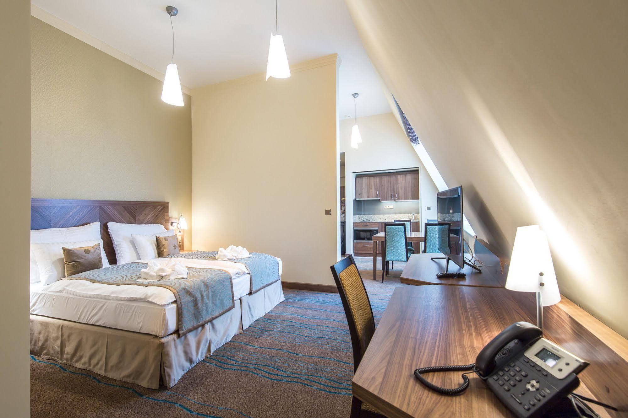 Merchants Crown Suites And Spa Prag Eksteriør billede A typical room at the hotel