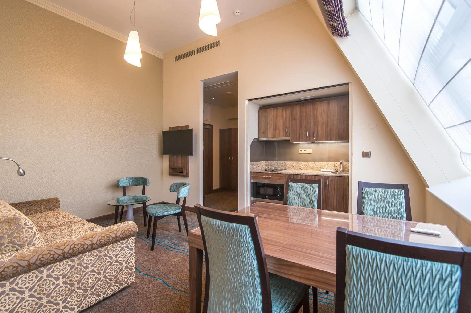 Merchants Crown Suites And Spa Prag Eksteriør billede A suite at the hotel