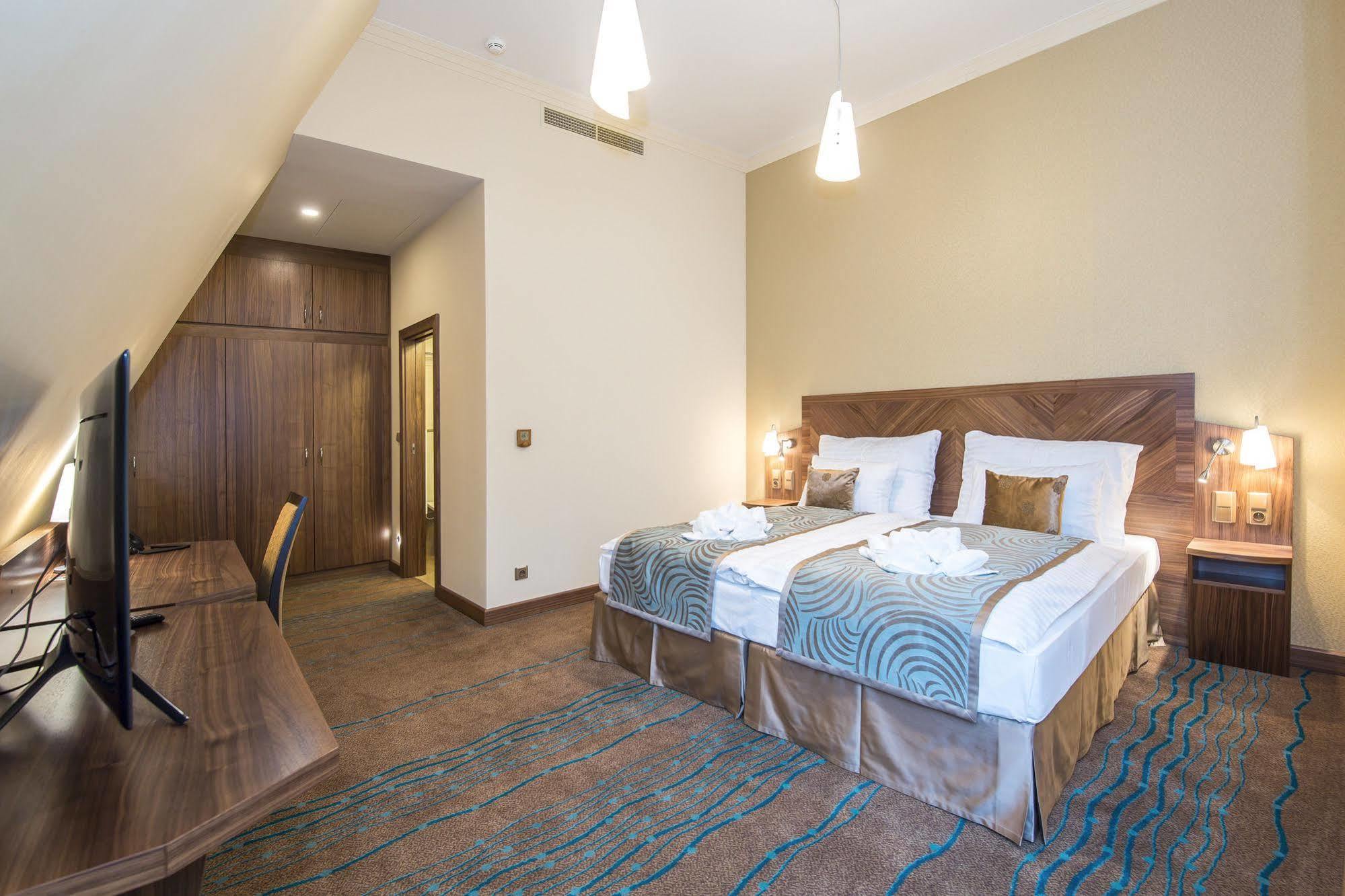 Merchants Crown Suites And Spa Prag Eksteriør billede A room at the hotel