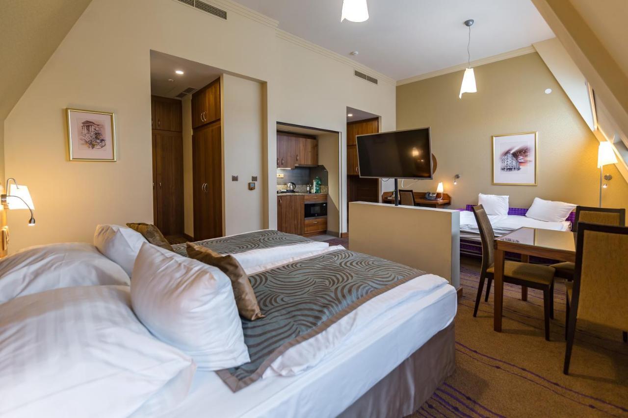 Merchants Crown Suites And Spa Prag Eksteriør billede A typical studio apartment