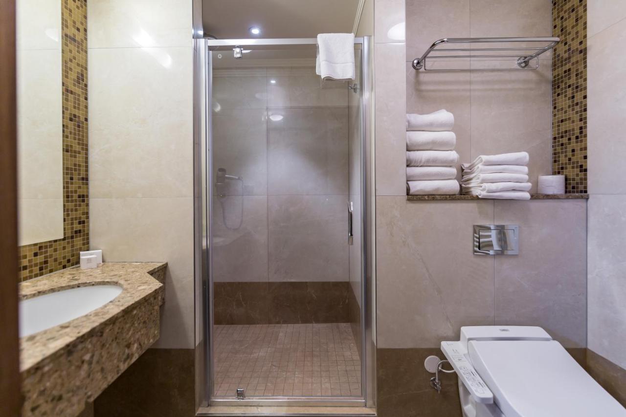 Merchants Crown Suites And Spa Prag Eksteriør billede A shower enclosure