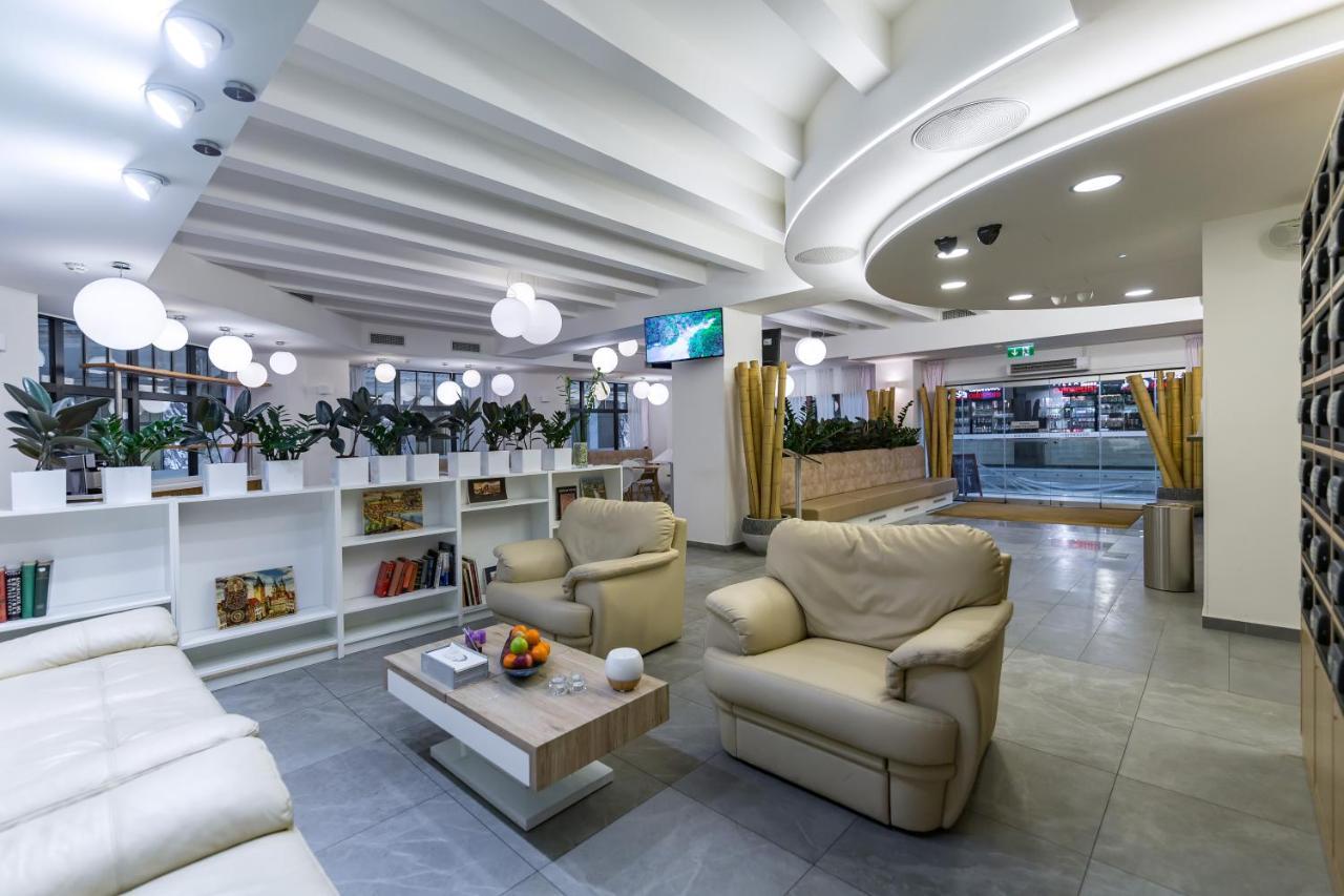 Merchants Crown Suites And Spa Prag Eksteriør billede Business lounge at Belgrade Nikola Tesla Airport