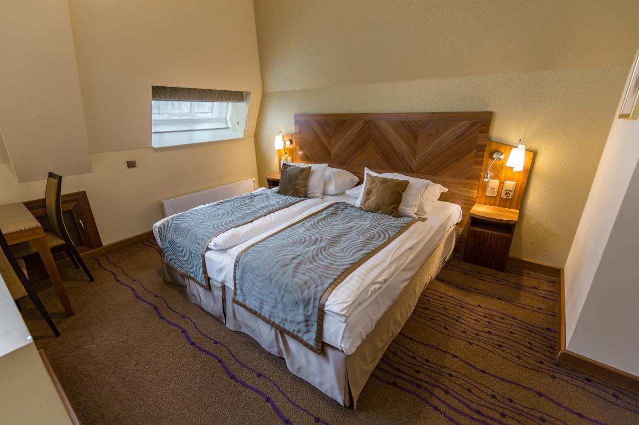 Merchants Crown Suites And Spa Prag Eksteriør billede A bedroom at the hotel