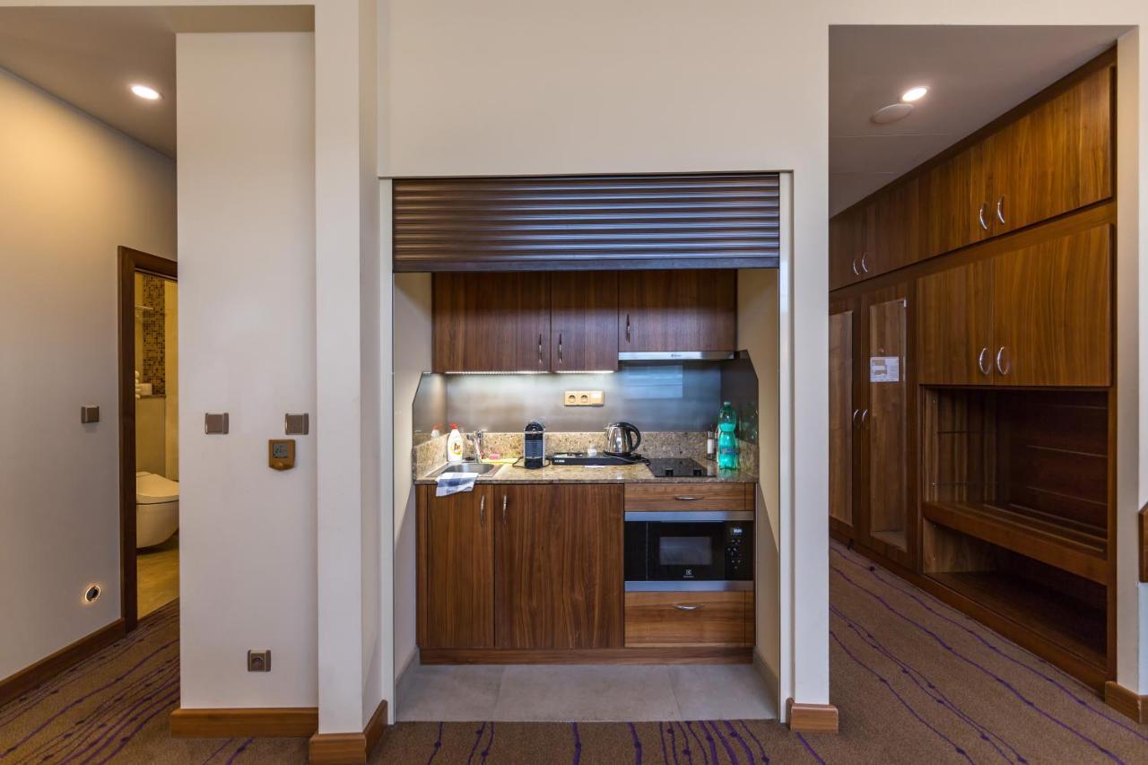 Merchants Crown Suites And Spa Prag Eksteriør billede A kitchenette in a hotel room