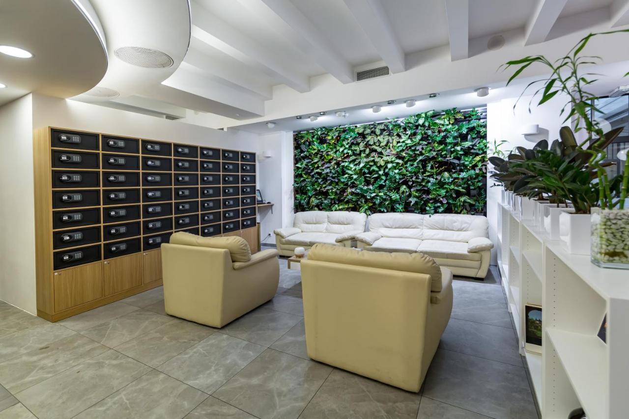 Merchants Crown Suites And Spa Prag Eksteriør billede Green wall in a modern office