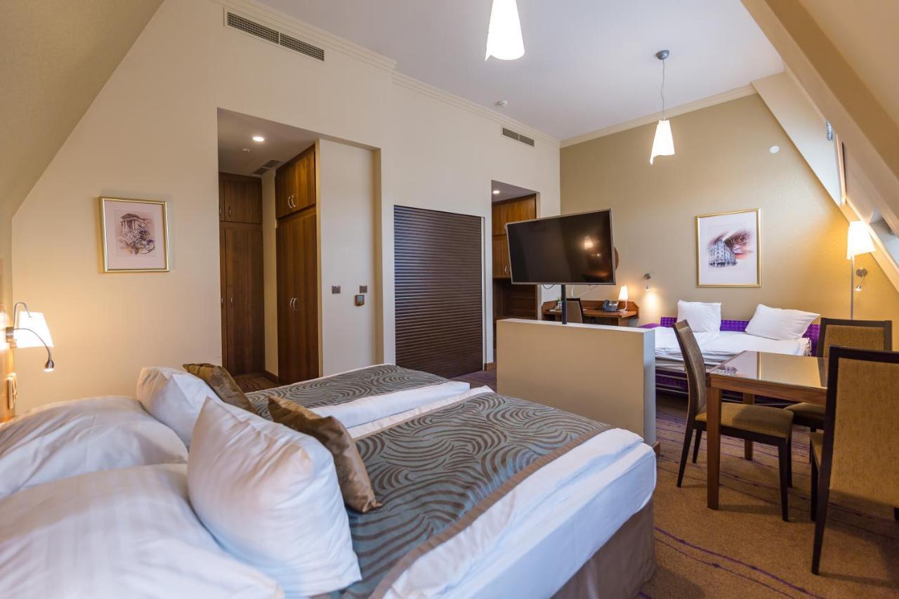 Merchants Crown Suites And Spa Prag Eksteriør billede Suite