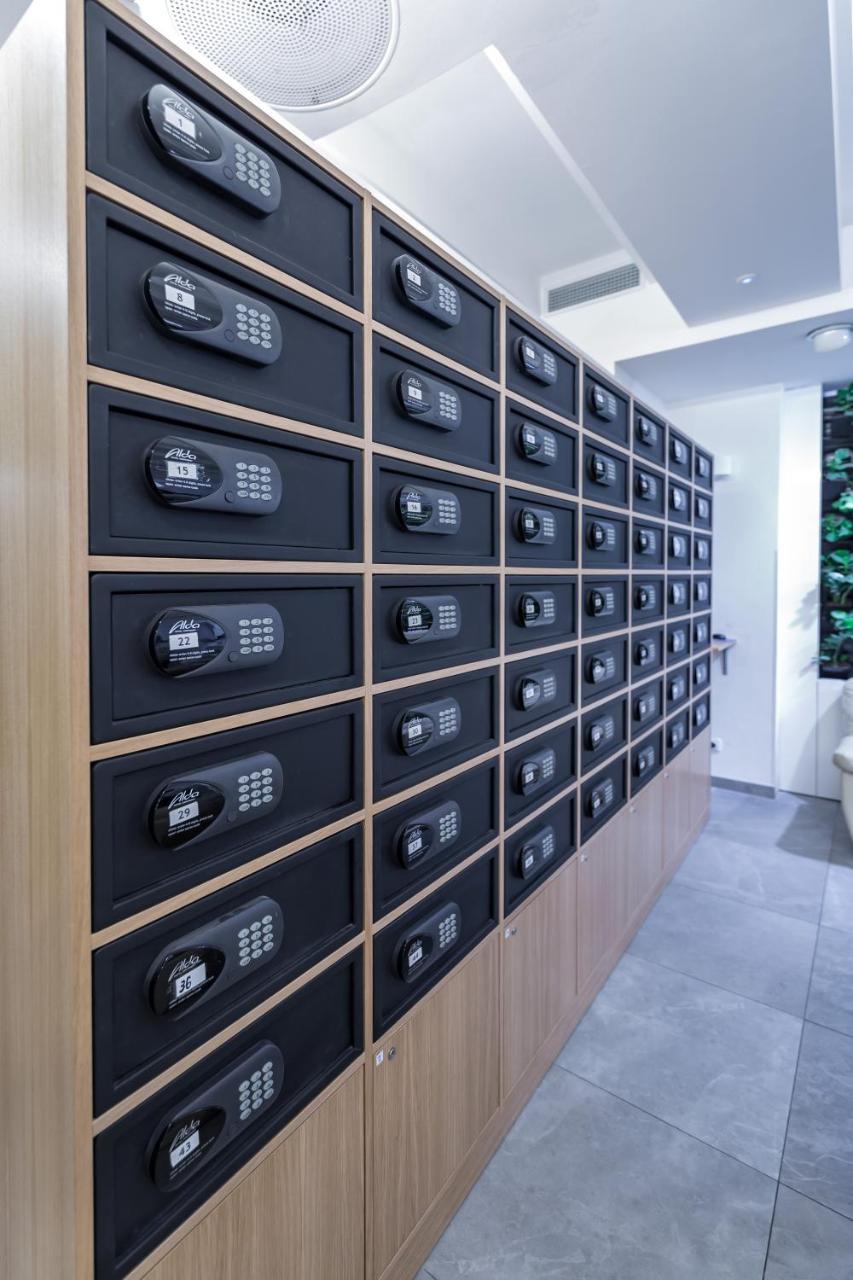 Merchants Crown Suites And Spa Prag Eksteriør billede Private safes at a bank